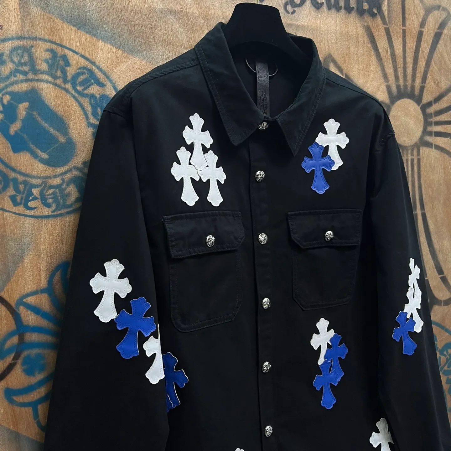 P610 Wang Zha has a new one! Heavy 15.5oz! Kill all market versions instantly! The price has bottomed out. Chrome Hearts Haute Couture Chrome Hearts patchwork leather denim jacket. The choice of high-grade twill denim custom-made fabrics is very important. It distinguishes the low version and wrong version of all pure black denim fabrics on the market. The cross patchwork leather is all imitation lambskin. All dyeing is completely restored without color difference. The inner leather label is first-layer calfskin. All hardware is 925 silver plated. It distinguishes all versions on the market. There is no better casual comparison in the market. Same style for men and women S-XL